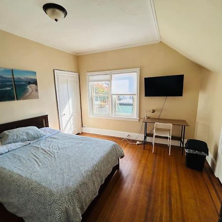 Sunny Spacious Room In Federal Hill, Downtown With Shared Bathroom And Kitchen Провидънс Екстериор снимка